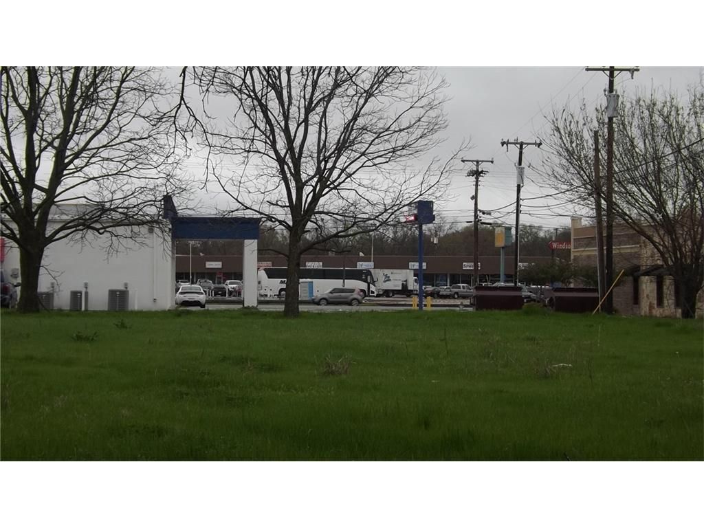1068 Village Dr, Sulphur Springs, TX 75482